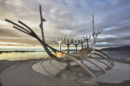 Abendlicher Blick auf die Suncraft-Skulptur an der Strandpromenade von Reykjavik, Island, Polarregionen - RHPLF22301