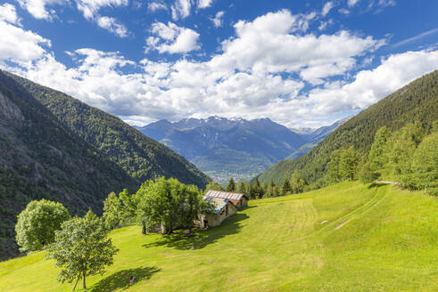 Einsame traditionelle Hütte in einem wilden Alpental, Val d'Arigna, Orobie, Valtellina, Lombardei, Italien, Europa - RHPLF22312