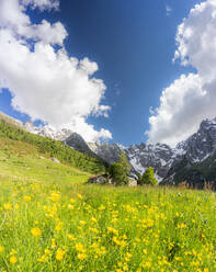 Einsame traditionelle Hüttengruppe in einem wilden Alpental, Val d'Arigna, Orobie, Valtellina, Lombardei, Italien, Europa - RHPLF22313