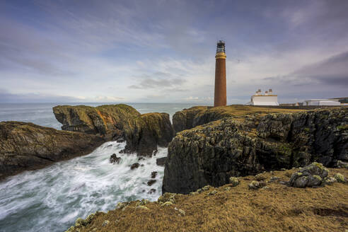 Butt of Lewis Leuchtturm mit zerklüfteter Küstenlinie, Isle of Lewis, Äußere Hebriden, Schottland, Vereinigtes Königreich, Europa - RHPLF22319