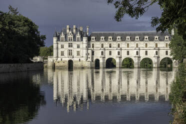 Schloss Chateau de Chenonceau spiegelt sich im Wasser, UNESCO-Weltkulturerbe, Chenonceau, Indre-et-Loire, Centre-Val de Loire, Frankreich, Europa - RHPLF22321