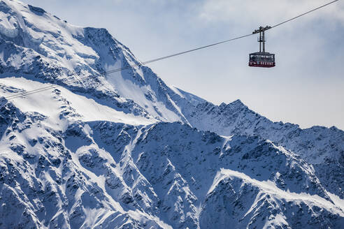 Seilbahn und verschneiter Berg in Chamonix, Frankreich - FOLF11689