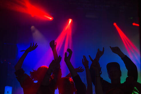 Silhouette of people dancing at concert - FOLF11699