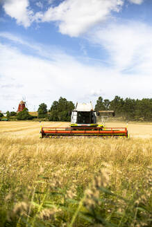 Combine harvester on farm - FOLF11702