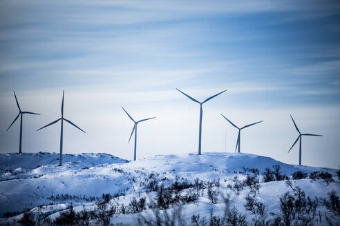 Windkraftanlage auf verschneiten Hügeln - FOLF11703