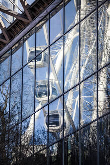 Spiegelung des London Eye in den Fenstern des Gebäudes - FOLF11711