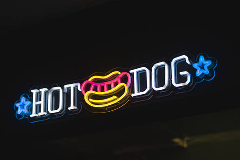 Neonschild mit Werbung für ein Fastfood-Restaurant - MTBF01247