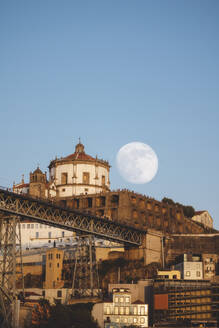 Portugal, Bezirk Porto, Vila Nova de Gaia, Vollmond über dem Kloster von Serra do Pilar in der Abenddämmerung - MTBF01250