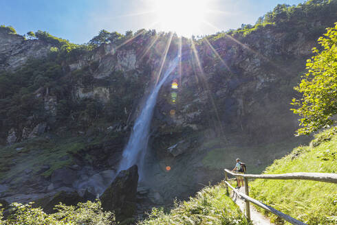 Älterer Mann beim Wandern in der Nähe des Wasserfalls von Foroglio an einem sonnigen Tag - GWF07484
