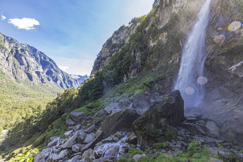 Wasserfall von Foroglio plätschert auf Felsen im Tal - GWF07485