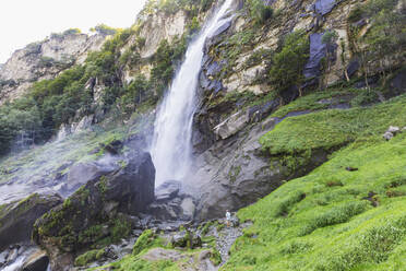 Älterer Mann am Wasserfall von Foroglio - GWF07489