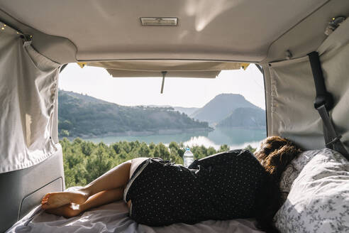 Frau entspannt sich im Van im Urlaub, Aragonien, Spanien - DAMF01009
