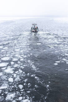 Eisbrecherboot fährt durch das Eis auf der Havel - ASCF01713