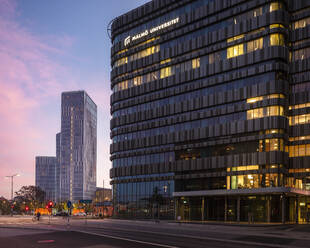 Bürogebäude bei Sonnenuntergang in Malmö, Schweden - FOLF11750