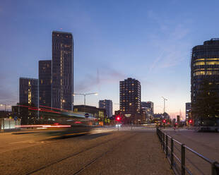 Langzeitbelichtung einer Straße bei Sonnenuntergang in Malmö, Schweden - FOLF11751