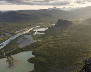 Luftaufnahme von Fluss und Bergen im Rapa-Tal, Schweden - FOLF11773
