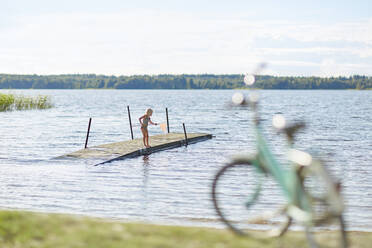 Mädchen spielt mit Netz am Steg im Skargensee, Schweden - FOLF11798
