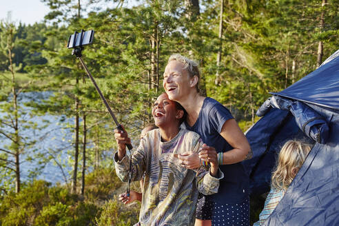 Familie nimmt Selfie beim Camping - FOLF11802