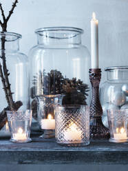 Kerzen und Tannenzapfen in Glasgefäßen - FOLF11825