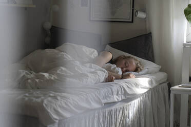 Teenager-Mädchen schläft im Bett - FOLF11839