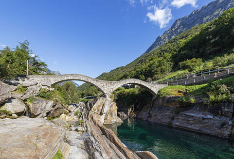 Schweiz, Tessin, Lavertezzo, Mittelalterliche Bogenbrücke Ponte dei Salti im Sommer - GWF07494