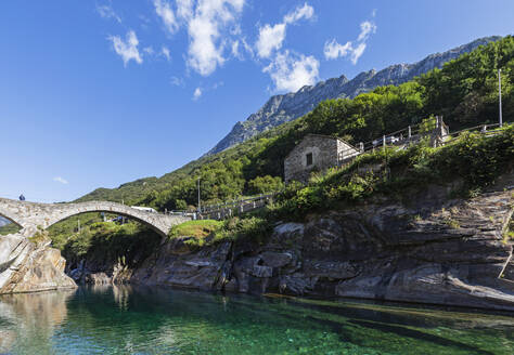 Schweiz, Tessin, Lavertezzo, Blick auf das Valle Verzasca im Sommer - GWF07496