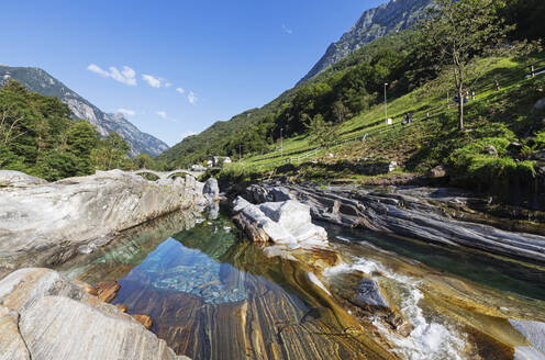 Schweiz, Tessin, Lavertezzo, Fluss Verzasca fließt durch Valle Verzasca im Sommer - GWF07497