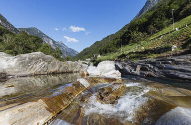 Schweiz, Tessin, Lavertezzo, Fluss Verzasca fließt durch Valle Verzasca im Sommer - GWF07498