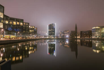 Beleuchtete Gebäude am Kanal bei Nacht in Göteborg, Schweden - FOLF11853