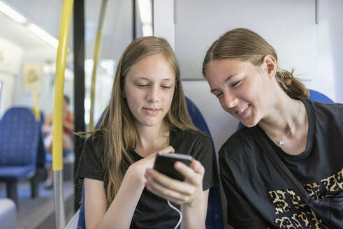 Sisters commuting on train - FOLF11871