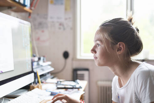 Teenager-Mädchen macht Hausaufgaben am Computer - FOLF11878