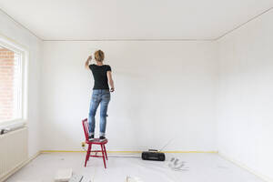 Frau malt Wand in Haus - FOLF11883