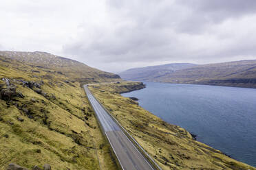 Abgelegene Autobahn am Rande des Fjords - WPEF06082