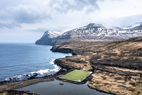 Färöer Inseln, Eysturoy, Fußballplatz an der Küste und umliegende Landschaft - WPEF06086