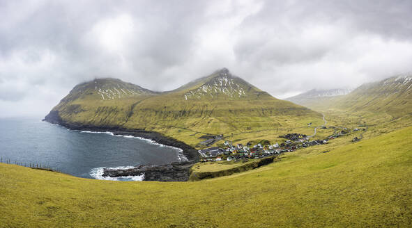 Färöer Inseln, Eysturoy, Gjogv, Panoramablick auf ein abgelegenes Fischerdorf - WPEF06090