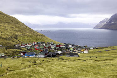 Färöer Inseln, Eysturoy, Funningur, Abgelegenes Fischerdorf mit Fjord im Hintergrund - WPEF06099