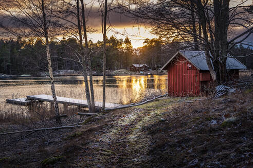 Hütte am See bei Sonnenuntergang - FOLF11922