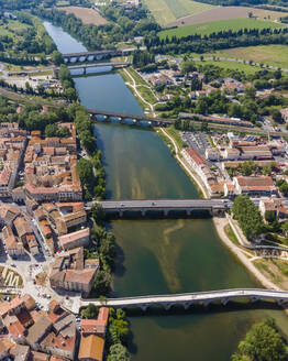 Luftaufnahme von Brücken über den Fluss Orb in Beziers, Frankreich. - AAEF14876