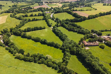Luftaufnahme von Bauernhäusern auf dem Land, Saint-Amans-Soult, Tarn, Frankreich. - AAEF14881