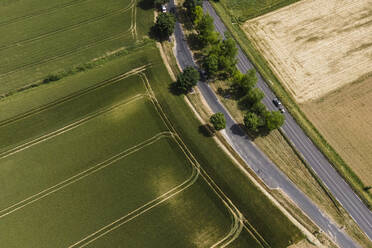 Luftaufnahme einer Straße durch die Landschaft in Saint-Amans-Soult, Frankreich. - AAEF14885