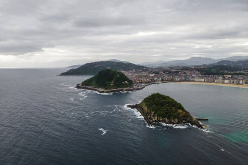 Luftaufnahme der Isla de Santa Clara, Donostia, San Sebastian, Gipuzkoa, Baskenland, Spanien. - AAEF14890