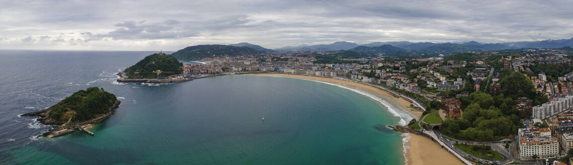 Luftaufnahme der Isla de Santa Clara, Donostia, San Sebastian, Gipuzkoa, Baskenland, Spanien. - AAEF14895