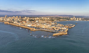 Luftaufnahme des alten mittelalterlichen Hafens und der Lagune in Akko, Nordbezirk, Israel. - AAEF14902