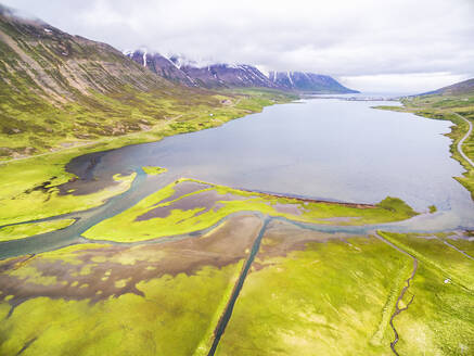Luftaufnahme des Sees Olafsfjardarvatn und des Tals am Ende des Fjords Olafsfjordur, Fjallabyggà, Nordisland. - AAEF14914