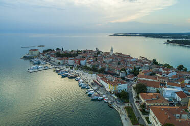 Luftaufnahme von Porec, einer kleinen Stadt am Adriatischen Meer in Istrien, Kroatien. - AAEF14927
