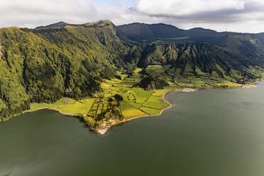 Luftaufnahme von Feldern an der Küste des Sees Lagoa Verde, Sete Cidades, Azoren, Portugal. - AAEF14933
