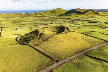 Luftaufnahme der vulkanischen Insel Terceira mit Feldern und Häusern, Azoren, Portugal. - AAEF14949