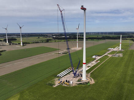 Luftaufnahme einer Windkraftanlage während der Wartung, Krummensee, Werneuchen, Brandeburg, Deutschland. - AAEF14960