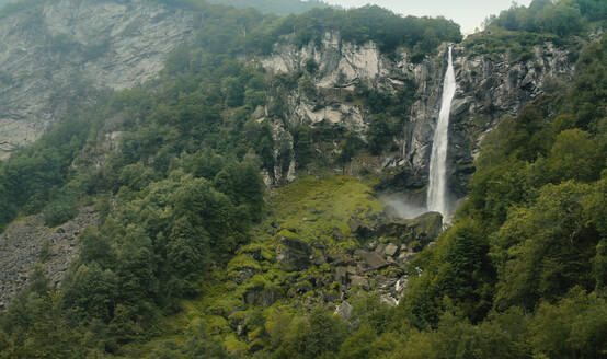 Luftaufnahme des majestätischen steilen Wasserfalls von Foroglio inmitten eines üppigen Waldes in Cevio, Tessin, Schweiz. - AAEF14961