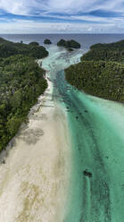 Panoramaluftaufnahme des Inselarchipels auf der Insel Wajag, Raja Ampat, West Papua, Indonesien. - AAEF14964